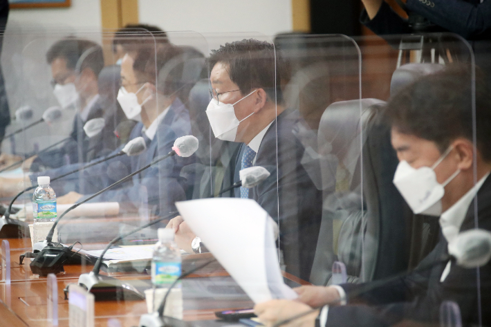 전해철 행안부 장관이 2일 정부서울청사에서 열린 지역균형 뉴딜 지원협의회 출범식에서 인사말을 하고 있다. 연합뉴스