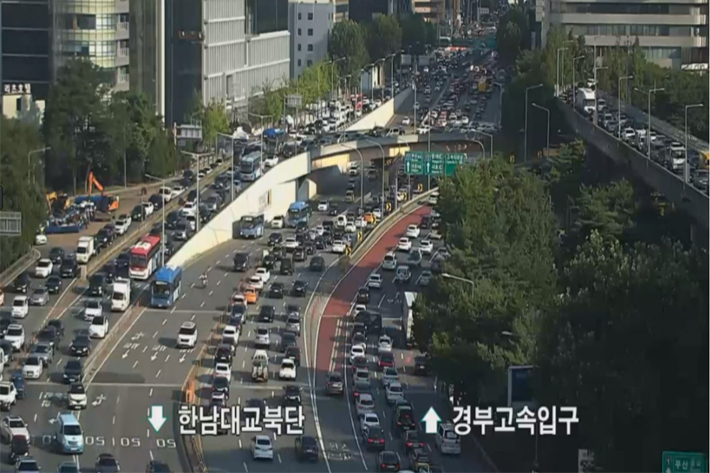 신사역 사거리 일대 개선 전 길게 늘어진 차량 정체 구간. 서울경찰청 제공