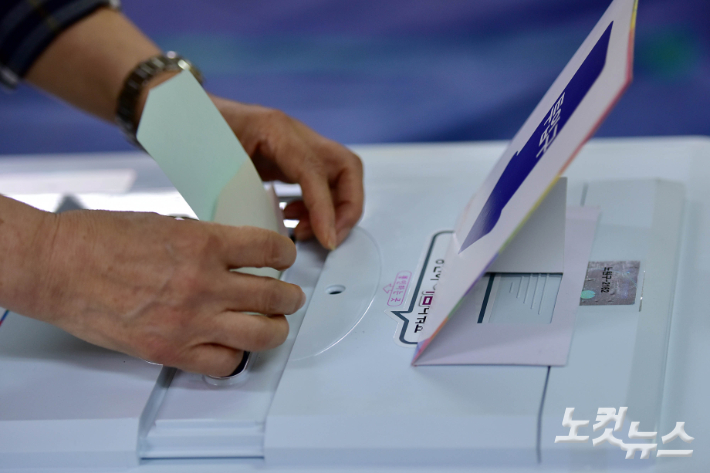 2018년 6·13 지방선거 투표일 투표소에서 시민들이 투표를 하고 있다. 윤창원 기자