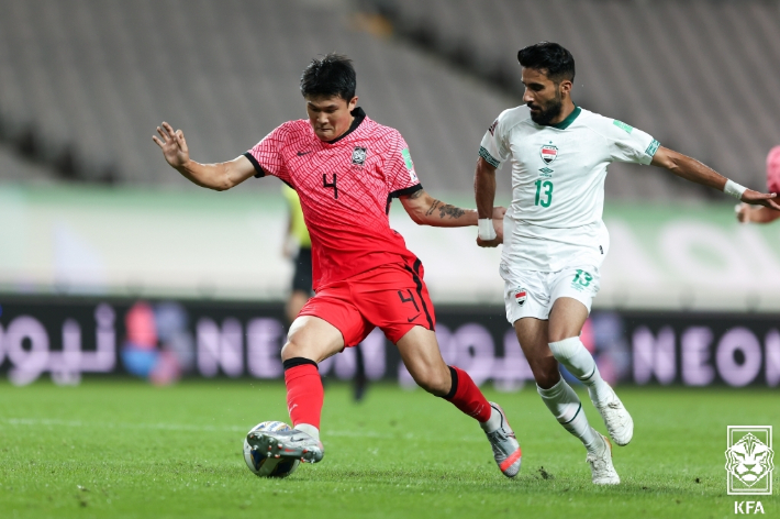 수비를 펼치고 있는 김민재. 대한축구협회 제공