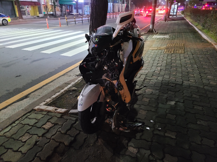 지난 5월 부산 사상구 학장동 부산구치소 앞 도로를 달리던 40대 A씨의 오토바이가 앞서 버스정류소에서 정차 중이던 마을버스를 들이받아 중상을 입었다. 부산경찰청 제공