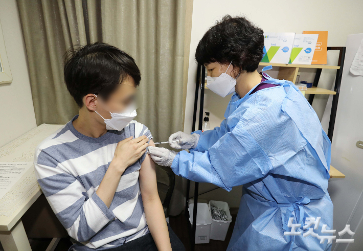 서울 관악구 사랑의병원에서 한 시민이 화이자 백신을 접종받고 있다. 사진공동취재단