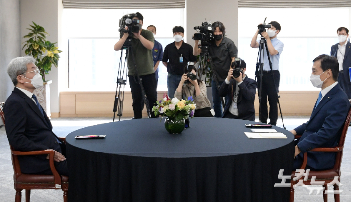 고승범 금융위원장(왼쪽)이 3일 오전 서울 중구 한국은행에서 이주열 한국은행 총재와 회동 전 티 타임을 갖고 있다. 이한형 기자