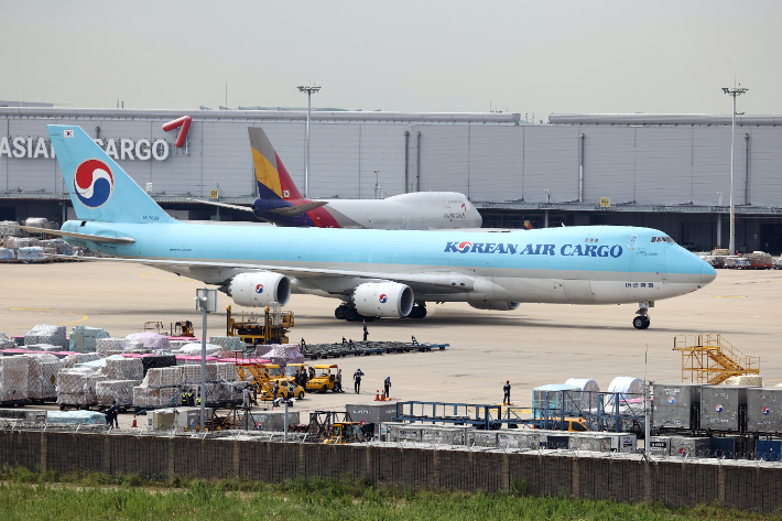 코로나19 예방접종대응추진단에 따르면 오늘 낮 12시40분쯤 모더나 백신 90만5천회분이 인천공항에 도착한다. 연합뉴스