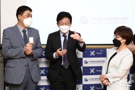 대한아동학대방지협회 방문 참석자들과 대화하는 유승민