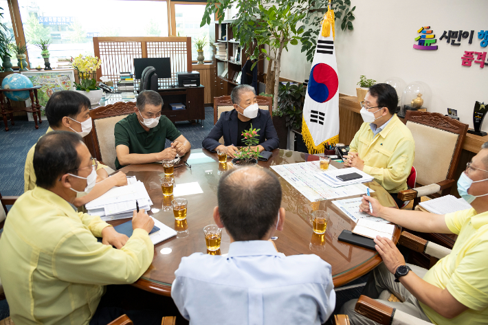 익산시와 택시업계가 3일 간담회를 통해 공공형 택시 어플 도입을 논의하고 있다. 익산시 제공