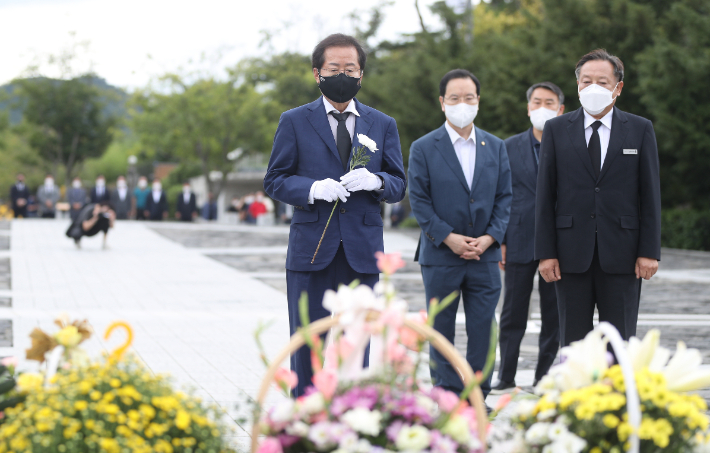 홍준표 예비후보가 3일 노무현 전 대통령 묘역을 참배했다. 연합뉴스 
