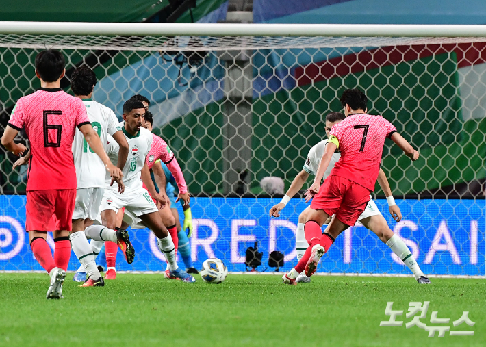 한국 손흥민이 2일 오후 서울 마포구 월드컵경기장에서 열린 '2022 카타르 월드컵' 아시아지역 최종예선 A조 이라크와의 경기에 출전해 슛팅을 하고 있다. 황진환 기자