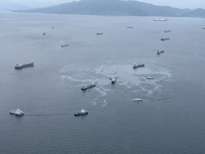 여수 오동도 앞 해상에서 해경이 유출된 기름을 제거하고 있다. 여수해경 제공