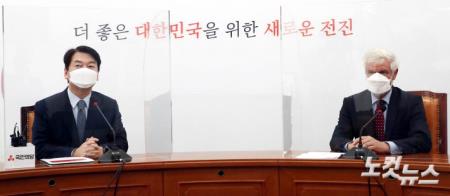 6일 오전 서울 여의도 국회에서 안철수 국민의당 대표가 미하엘 라이펜슈툴 주한독일대사를 예방한 자리에서 발언을 하고 있다.