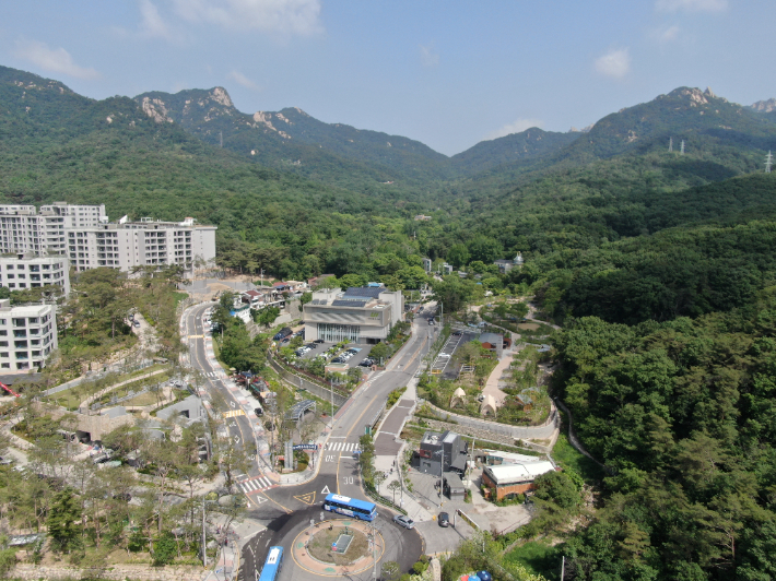좌측 휴양콘도미니엄과 우측 우이동 가족캠핑장 전경. 그 가운데로 우이동 숲속 문화마을이 보인다. 강북구 제공