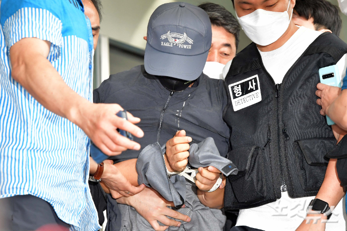 위치추적 전자장치(전자발찌) 훼손 전후로 여성 2명을 살해한 혐의를 받는 강윤성. 박종민 기자