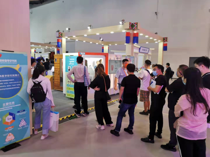 지난 5일 중국국가회의센터에서 열린 중국국제서비스무역교역회 한국관에 설치된 사상체질진단기기 체험존에서 관람객들이 사상체질진단기 체험을 위해 긴 줄을 서고 있다. 한국한의학연구원 제공