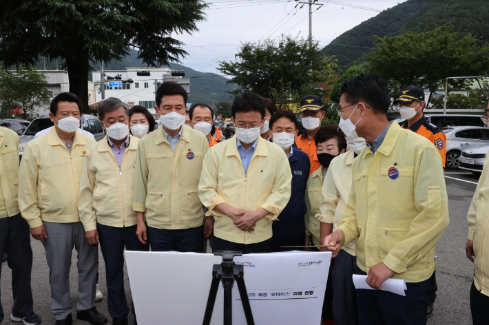 이철우 경북도지사가 포항 태풍 피해지역에서 현장 보고를 받고 있다. 포항시 제공