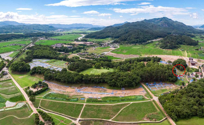 월성 서성벽 조사 구간 항공 촬영 사진. 적색 원형 부분이 유골이 발견된 지점. 국립경주문화재연구소 제공