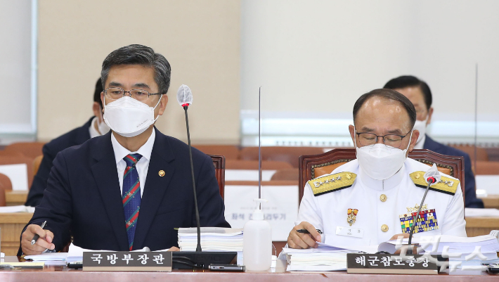 서욱 국방부 장관(왼쪽)과 부석종 해군참모총이 지난달 20일 국회에서 열린 국방위원회 전체회의에 참석한 모습. 윤창원 기자