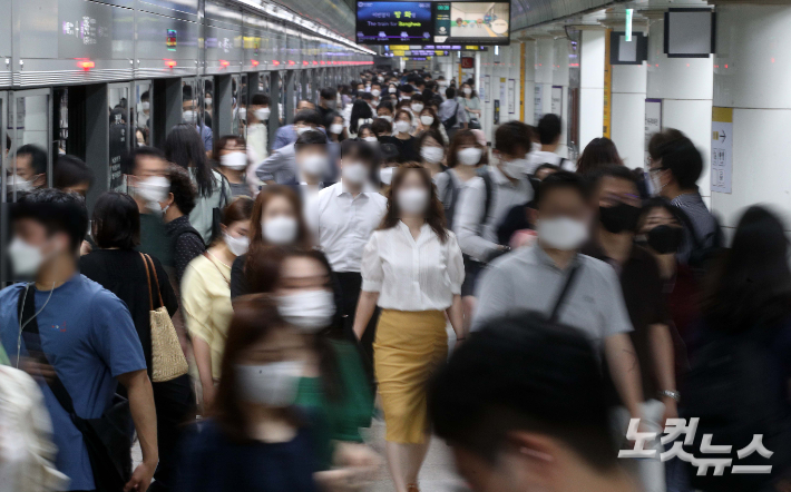 거리두기 4단계 속 출근하는 시민들. 박종민 기자