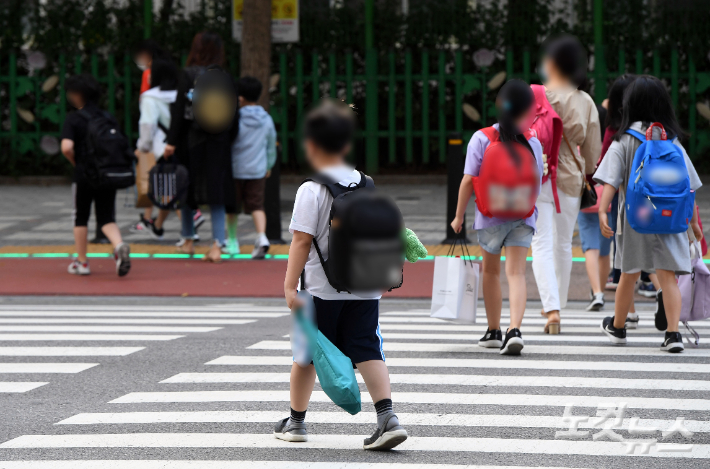 서울 한 초등학교 학생들이 등교를 하고 있다. 황진환 기자