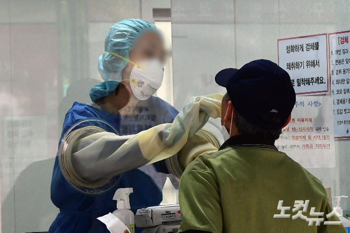서울 강서구보건소에 마련된 선별진료소에서 의료진들이 검체채취를 하고 있다. 황진환 기자
