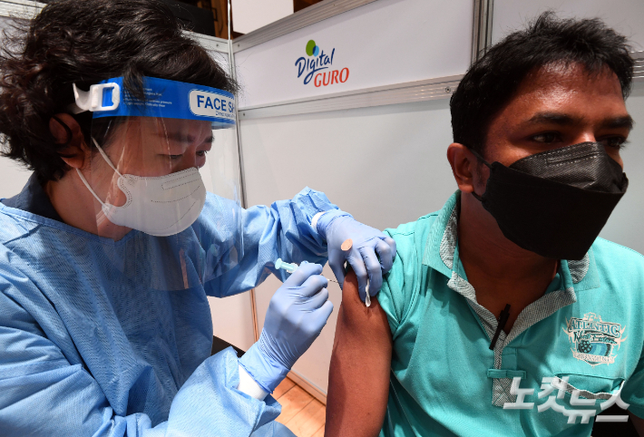 외국인들이 얀센 백신 접종을 받고 있다. 황진환 기자