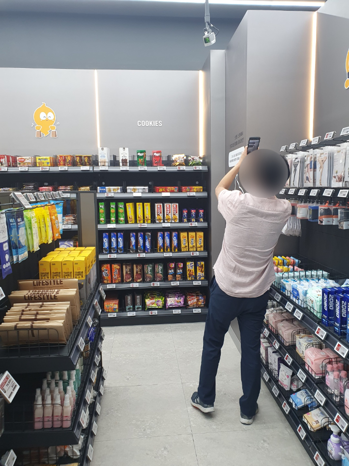 8일 오픈한 이마트24 스마트 코엑스점에서 한 고객이 라이다 카메라를 스마트폰으로 찍고 있다. CBS노컷뉴스 조혜령 기자