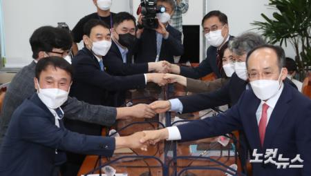 언론중재법 8인 협의체 첫 회의, 인사하는 여야