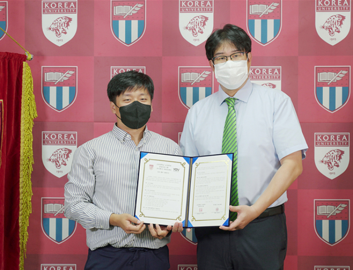 야타브엔터 이성찬 공동대표(좌)와 고려대학교 교육학과 이상민 교수(우) 산학협력 협약체결 모습. 야타브엔터 제공