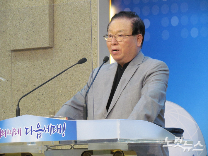 49주년 2021춘천성시선교대회 8일 저녁집회에서 정필도 원로목사가 설교를 전하고 있다. 박정민 기자 