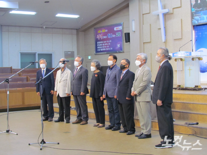 2021춘천성시선교대회 8일 저녁집회에서 기독교문인협회 회원들이 특송을 하고 있다. 최천희 팀장 