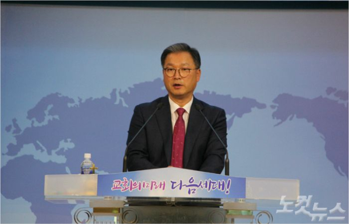 춘천성시화운동본부 이사장 이수형 목사(순복음춘천교회 담임). 최원순 특임국장 