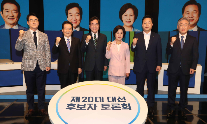 지난 7일 오후 대구 TBC에서 열린 더불어민주당 제20대 대선 후보자 토론회에서 토론회에 앞서 후보들이 포즈를 취하고 있다. 왼쪽부터 박용진, 정세균, 이낙연, 추미애, 김두관, 이재명 후보. 연합뉴스