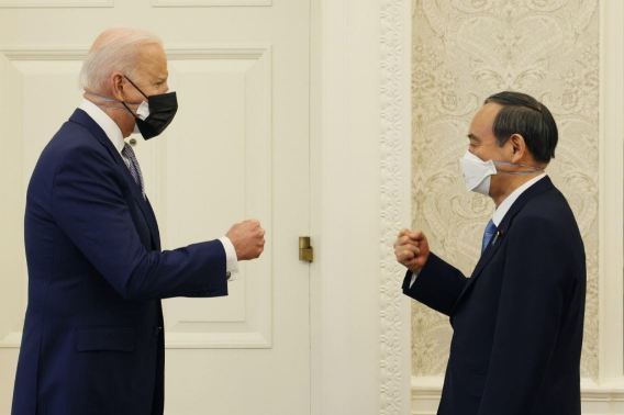 백악관에서 인사 나누는 바이든과 스가. 연합뉴스