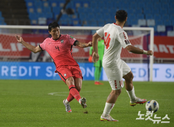 7일 오후 경기도 수원 월드컵경기장에서 열린 '2022 카타르 월드컵' 아시아지역 최종예선 A조 2차전 대한민국vs 레바논 전반경기에서 김민재가 패스를 하고 있다. 이한형 기자