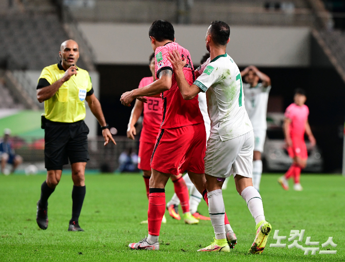 한국 김민재가 2일 오후 서울 마포구 월드컵경기장에서 열린 '2022 카타르 월드컵' 아시아지역 최종예선 A조 이라크와의 경기에 출전해 이라크 선수와 신경전을 벌이고 있다. 황진환 기자