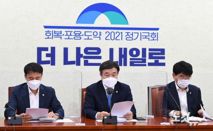 발언하는 윤호중 원내대표