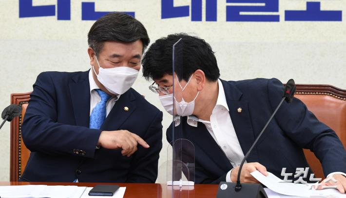논의하는 윤호중 원내대표-박완주 정책위의장
