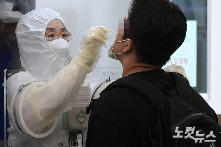 서울 송파구 선별진료소에서 시민들이 검사를 받고 있다. 이한형 기자
