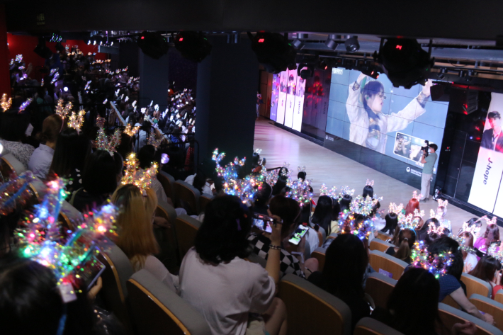지난 6월 중국 베이징 한국문화원에서 열린 BTS 페스티벌에서 중국 팬들이 BTS의 노래를 들으며 환호하는 모습. 연합뉴스