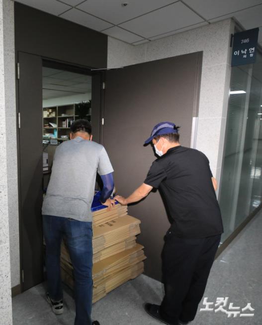 9일 서울 여의도 국회의원회관에서 관계자들이 짐 정리를 위해 상자더미를 가지고 이낙연 의원실로 들어서고 있다. 앞서 더불어민주당 대선 예비후보인 이낙연 의원은 전날 대선 승리를 위해 의원직을 사퇴하겠다고 밝혔다.