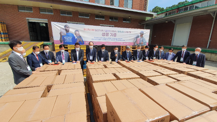 서울광염교회는 9일 경기도 용인시 대한성서공회 성서사업센터에서 아프리카 3개 나라에 성경을 보내는 기증식을 가졌다. 