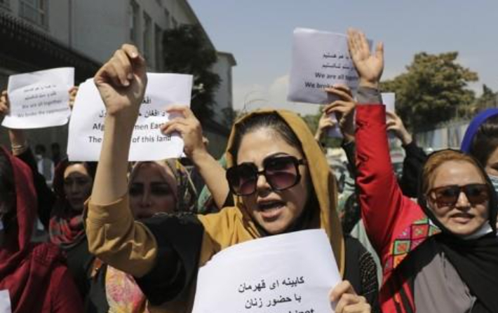 이슬람 무장세력 탈레반이 정권을 장악한 아프가니스탄의 수도 카불에서 지난 3일(현지시간) 여성들이 권리 보장을 요구하며 거리 시위를 벌이고 있다. 연합뉴스