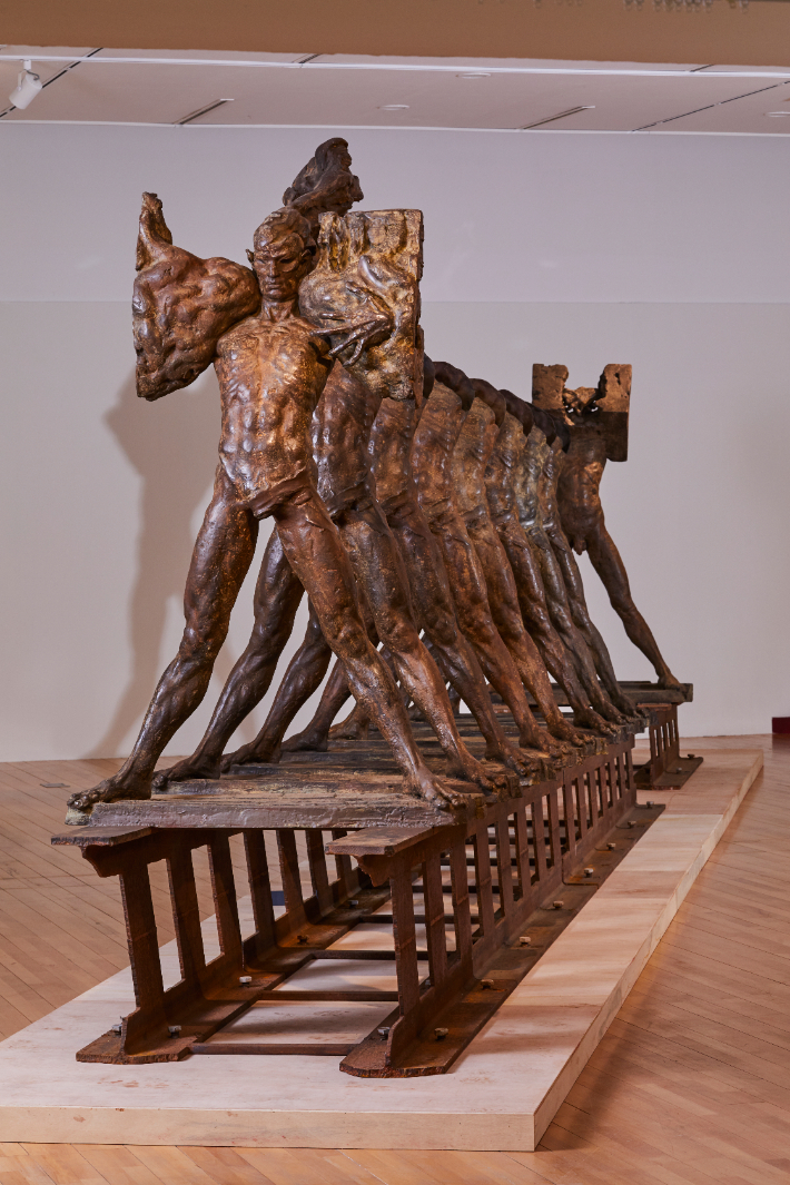 급행열차-시대의 변 (120x1100x270(h)cm(가변크기) / 청동 / 1991 / 아라리오컬렉션 소장. 이인혜 작가 제공