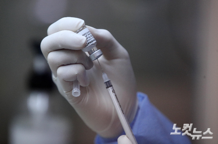 코로나19 백신 보관소에서 의료진이 화이자 백신을 준비하고 있다. 이한형 기자