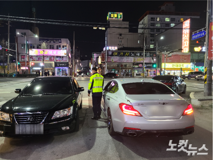 경찰이 광주 서구 쌍촌동에서 암행순찰차를 활용해 교통 단속을 하고 있다. 김한영 기자