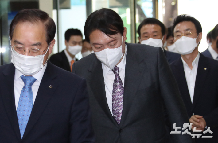 국민의힘 윤석열 대선예비후보가 10일 오후 서울 서초구 한국교총회관에서 열린 한국교총 대표단과의 대화에 참석하고 있다. 국회사진취재단