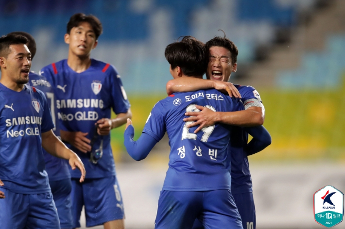 정상빈의 선제골 후 기뻐하는 수원 삼성. 한국프로축구연맹 제공