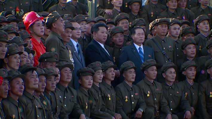 북한 김정은 국무위원장이 북한 정권수립 73주년인 지난 9일 자정에 열렸던 열병식 참가자들과 기념사진을 촬영했다고 조선중앙TV가 10일 보도했다. 연합뉴스