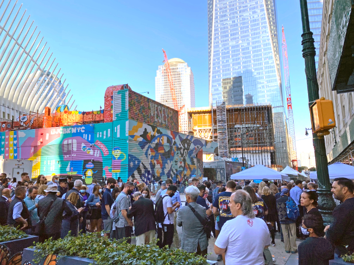 11일(현지시간) 9·11 테러 추모행사가 열린 미국 뉴욕 세계무역센터(WTC) 그라운드제로 인근에서 시민들이 행사장에 입장하고 있다. 연합뉴스