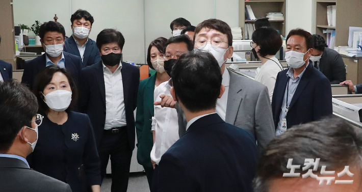 고위공직자범죄수사처가 10일 윤석열 전 검찰총장의 이른바 '고발 사주' 의혹과 관련, 핵심 당사자로 거론되는 국민의힘 김웅 의원의 국회 의원회관 사무실 압수수색에 들어간 가운데, 국민의힘 김웅 의원이 의원실에서 공수처 관계자에게 항의를 하고 있다. 윤창원 기자