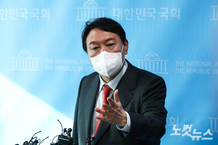 국민의힘 대선 주자인 윤석열 전 검찰총장이 8일 오후 국회 소통관에서 최근 불거진 '고발사주' 의혹과 관련해 입장을 밝히고 있다. 윤창원 기자